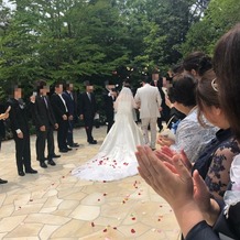 ラヴィーナ姫路（Wedding Manor House La Viena Himeji）の画像｜挙式から退場し、フラワーシャワーをしているところ。