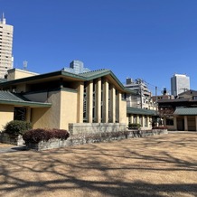 重要文化財　自由学園明日館の画像｜建物外観、桜の枝が影で写っています！