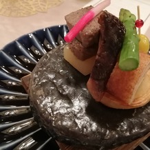 乃木神社・乃木會館の画像｜石焼のメイン肉料理。披露宴中に冷めないようにという気遣いに感服。
