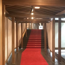 乃木神社・乃木會館の画像｜披露宴会場から境内に続く木造の廊下です。雨の日はこちらの廊下を通って境内に向かえます。
