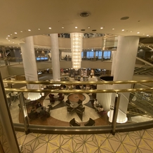 スイスホテル南海大阪の画像｜ロビー挙式の場合、一つ上の階にいる一般の方からも360度見られる仕様になっています