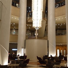 スイスホテル南海大阪の画像｜ホテルロビーがチャペルになります。