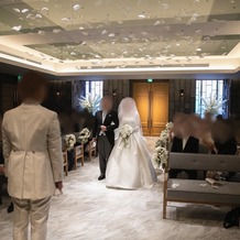 スイスホテル南海大阪の画像｜新郎新婦は後ろの扉から入場しゲストは向かって左手の扉からの入場でした