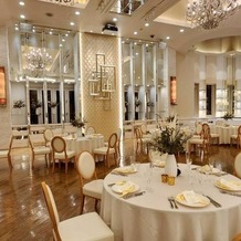 ル・シャン・ド・ククの画像｜白ベースの披露宴会場