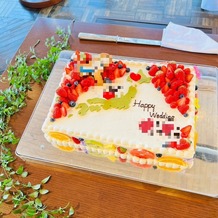 ニドムリゾートウエディングの画像｜遠距離恋愛の二人を象徴する物でケーキを作っていただきました。