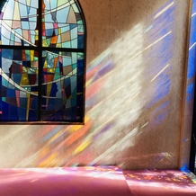 ホテルグランドヒル市ヶ谷の画像｜ステンドグラスから、光が入ります。