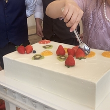 マリエール諏訪の画像｜ウェディングケーキはゲストがフルーツを飾りつける演出がありました。