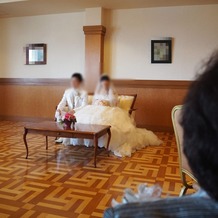 ベルナール鶴岡の画像｜挙式前の親族での顔合わせ。会場は広く、開放感あり。