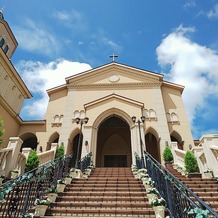 ピアザ ララ ルーチェの画像｜チャペル外観と大階段