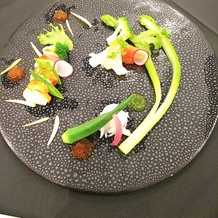 グランシャリオの画像｜前菜・軽く火を入れたオマール海老のマリネ 季節野菜のマリアージュ