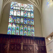 THE ABBEY CHURCH（アビー・チャーチ）の画像｜ステンドガラスから光が入るとても神秘的なチャペル