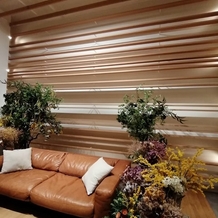 スイート ヴィラ シーンズの画像｜披露宴会場のソファーです。