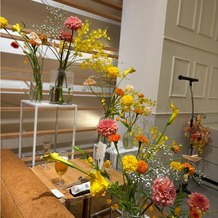 スイート ヴィラ シーンズの画像｜ソファー横の装花