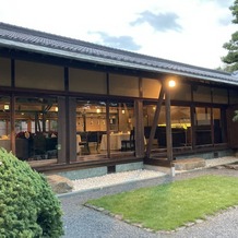 ＴＨＥ ＧＡＲＤＥＮ ＤＩＮＩＮＧ 弓絃葉の画像｜庭からの披露宴会場