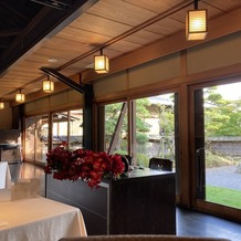 ＴＨＥ ＧＡＲＤＥＮ ＤＩＮＩＮＧ 弓絃葉の画像｜新郎新婦席