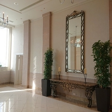 名古屋マリオットアソシアホテルの画像｜チャペル前
鏡がありました