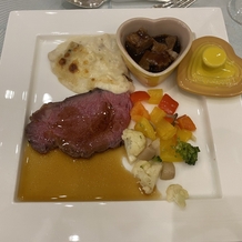 オークラ千葉ホテルの画像｜牛サーロインのローストと牛赤ワイン煮込み、温野菜とポテトグラタン、最高のマリアージュで