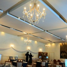 ジャルダン・ドゥ・ボヌールの画像｜天井には素敵なシャンデリア！布を垂らしたりして飾り付けもできるみたい。