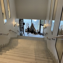 ジャルダン・ドゥ・ボヌールの画像｜長い階段を降りると披露宴会場。この階段も華やかに飾り付けができるそうです。