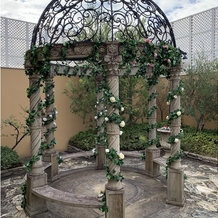 Rassurer Dearcourt（ラシュレディアコート）の画像｜中庭には新郎新婦で鳴らせる鐘が設置されています。
