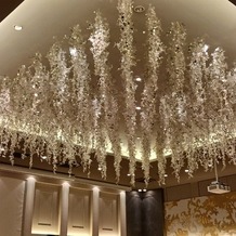 グランドプリンスホテル大阪ベイの画像｜決めた会場の天井(藤の花をイメージしているそうです)