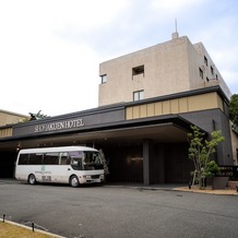 SHOHAKUEN HOTEL（松柏園ホテル）の画像｜式場入口と送迎バスです。