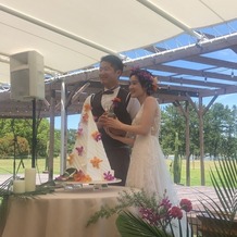 THE LUIGANS Spa &amp;amp; Resort（ザ・ルイガンズ. スパ ＆ リゾート）の画像｜こだわったweddingケーキです！
ケーキ入刀ではなくカラードリップにしました！