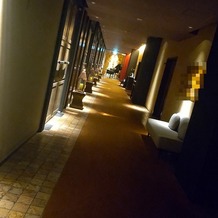 THE LUIGANS Spa &amp;amp; Resort（ザ・ルイガンズ. スパ ＆ リゾート）の画像｜挙式会場までの廊下