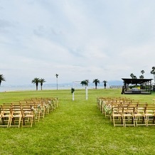 THE LUIGANS Spa &amp;amp; Resort（ザ・ルイガンズ. スパ ＆ リゾート）の画像｜外での挙式会場は人数に合わせて椅子が並べられています