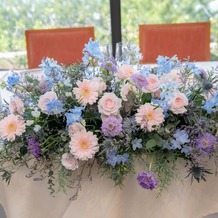 THE LUIGANS Spa &amp;amp; Resort（ザ・ルイガンズ. スパ ＆ リゾート）の画像｜メインテーブルの装花です。