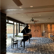 THE LUIGANS Spa &amp;amp; Resort（ザ・ルイガンズ. スパ ＆ リゾート）の画像｜窓際に置かれたグランドピアノ