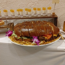 THE LUIGANS Spa &amp;amp; Resort（ザ・ルイガンズ. スパ ＆ リゾート）の画像｜ウェディングケーキの代わりのハンバーガー