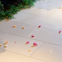 THE LUIGANS Spa &amp;amp; Resort（ザ・ルイガンズ. スパ ＆ リゾート）の画像｜フラワーボーイがきれいにお花をまいてくれました