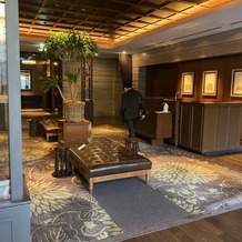 オリエンタルホテル 神戸・旧居留地の画像｜ゲストが待機する場所です。
落ち着いた雰囲気でソファもふかふかです。