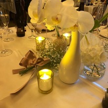 オリエンタルホテル 神戸・旧居留地の画像｜披露宴会場各テーブルのキャンドルとお花。