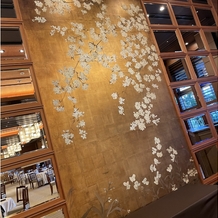 オリエンタルホテル 神戸・旧居留地の画像｜ケーキ入刀の際の金屏風バッグが人気とのことでした。