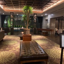 オリエンタルホテル 神戸・旧居留地の画像｜受付スペースは十分広く、ソファなども多くあります