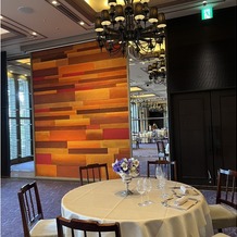 オリエンタルホテル 神戸・旧居留地の画像｜黒いシャンデリアのある洋風の披露宴会場