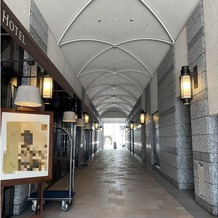 オリエンタルホテル 神戸・旧居留地の画像｜敷地内の廊下で前撮りもできるそうです。