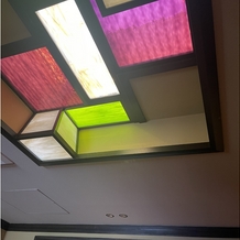 THE KAWABUN NAGOYAの画像｜式場に入る前の天井にあるスタンドガラスです。すごく綺麗で一目惚れでした。