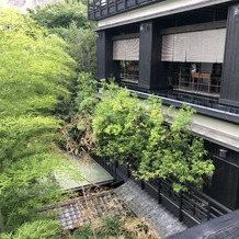 THE KAWABUN NAGOYAの画像｜披露宴会場へ向かう廊下から見える中庭