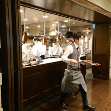ザ ソウドウ ヒガシヤマ キョウト(THE SODOH HIGASHIYAMA KYOTO)の画像｜会場後方のオープンキッチン
