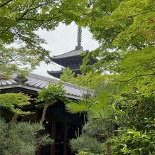 ザ ソウドウ ヒガシヤマ キョウト(THE SODOH HIGASHIYAMA KYOTO)の画像｜会場に向かうお庭から見える五重の塔