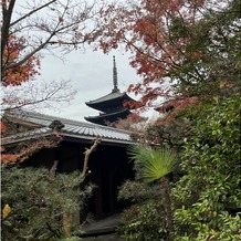 ザ ソウドウ ヒガシヤマ キョウト(THE SODOH HIGASHIYAMA KYOTO)の画像｜会場までの道のりで五重塔が見えます。電柱等が見えないので非現実的です。