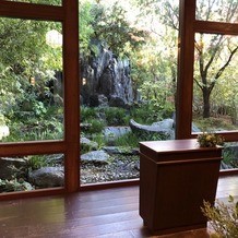 ザ ソウドウ ヒガシヤマ キョウト(THE SODOH HIGASHIYAMA KYOTO)の画像｜チャペルの正面には滝があしらわれています。