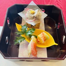 五十嵐邸ガーデン（ＴＨＥ　ＧＡＲＤＥＮ　ＨＯＵＳＥ　ＩＫＡＲＡＳＨＩ）の画像｜わかさぎが紅白になっています。どれも味は薄味でした。柔らかくて美味しかったです。