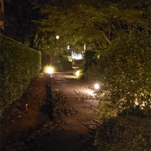 五十嵐邸ガーデン（ＴＨＥ　ＧＡＲＤＥＮ　ＨＯＵＳＥ　ＩＫＡＲＡＳＨＩ）の画像｜夜の外の雰囲気