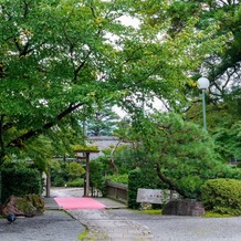 五十嵐邸ガーデン（ＴＨＥ　ＧＡＲＤＥＮ　ＨＯＵＳＥ　ＩＫＡＲＡＳＨＩ）の画像｜入口です。
石畳ですが、車椅子や足の不自由な方のために出入口が二箇所あります。