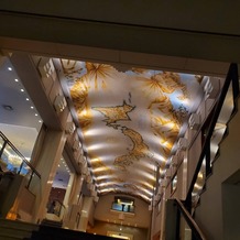 プレミアホテル-TSUBAKI-札幌の画像｜ホテルの天井画。ステンドグラスには札幌時計台なども。美術館のように絵画が飾られた高級ホテル。