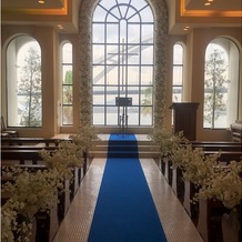 リヴァージュブラン（ＲＩＶＡＧＥ　ＢＬＡＮＣ）の画像｜青色の絨毯が綺麗で大きな窓が開放感を与えてくれます